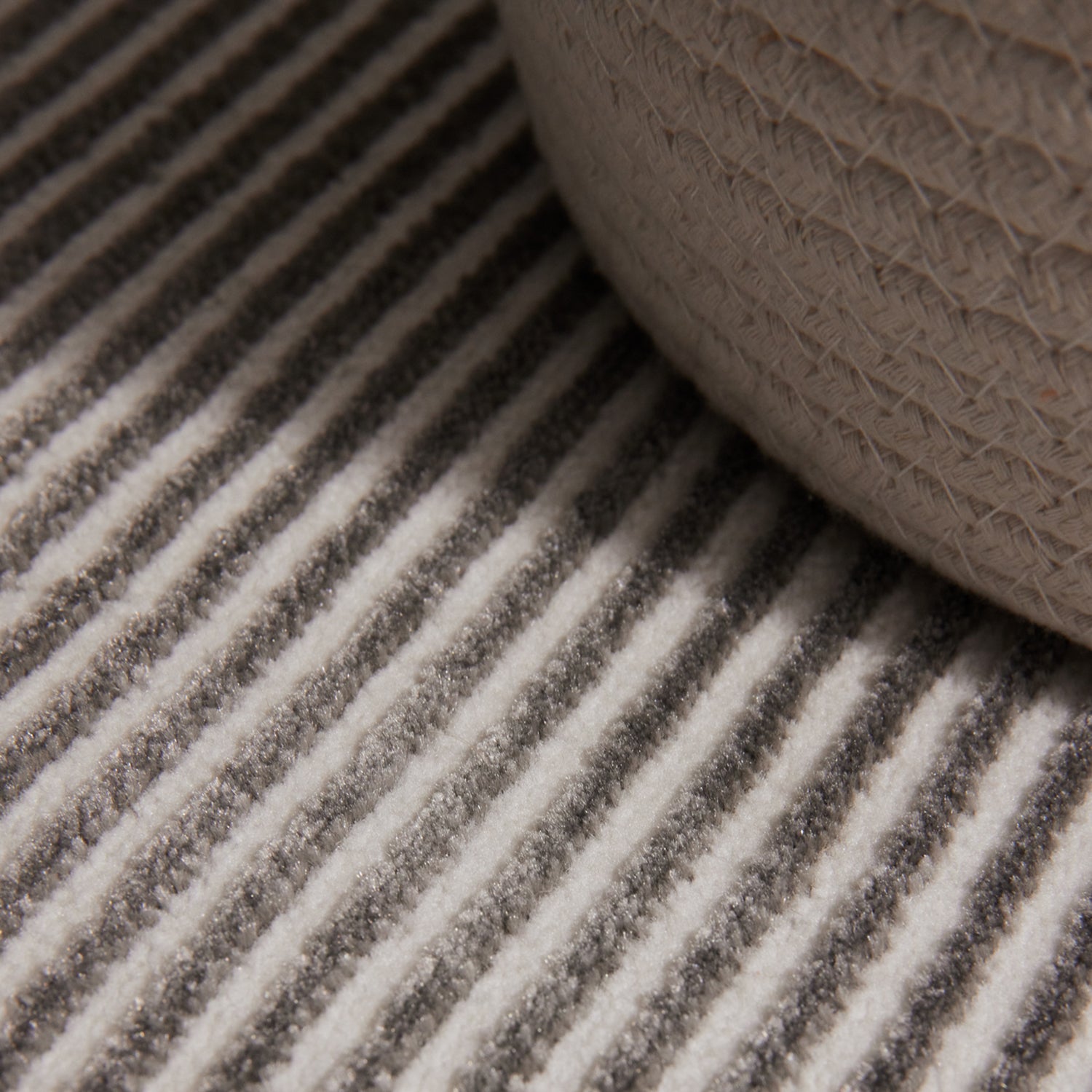 Tapis en relief Lignes Anthracite - ELLE Décoration – STUDIO DECO