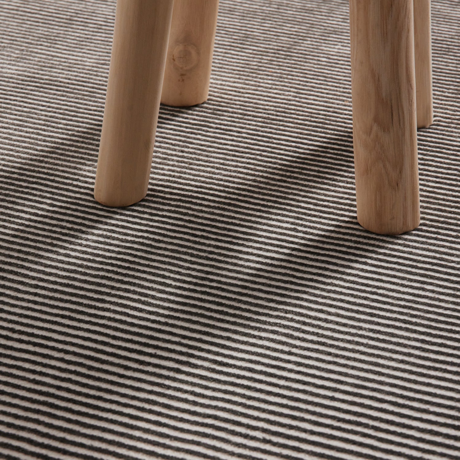 Tapis en relief Lignes Anthracite - ELLE Décoration – STUDIO DECO