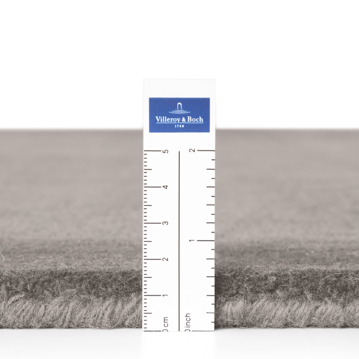 Tapis en laine de forme organique tufté main Gris - Villeroy &amp; Boch – STUDIO DECO