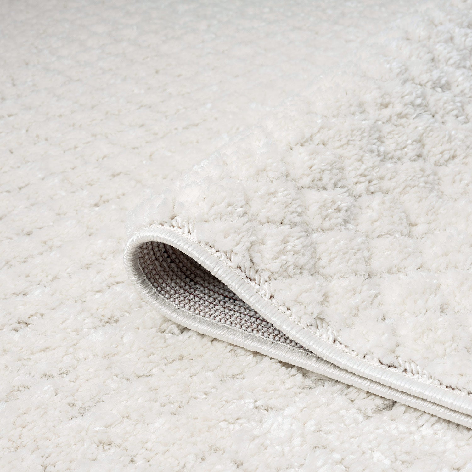 Tapis MIO rond à poils longs et relief blanc – STUDIO DECO
