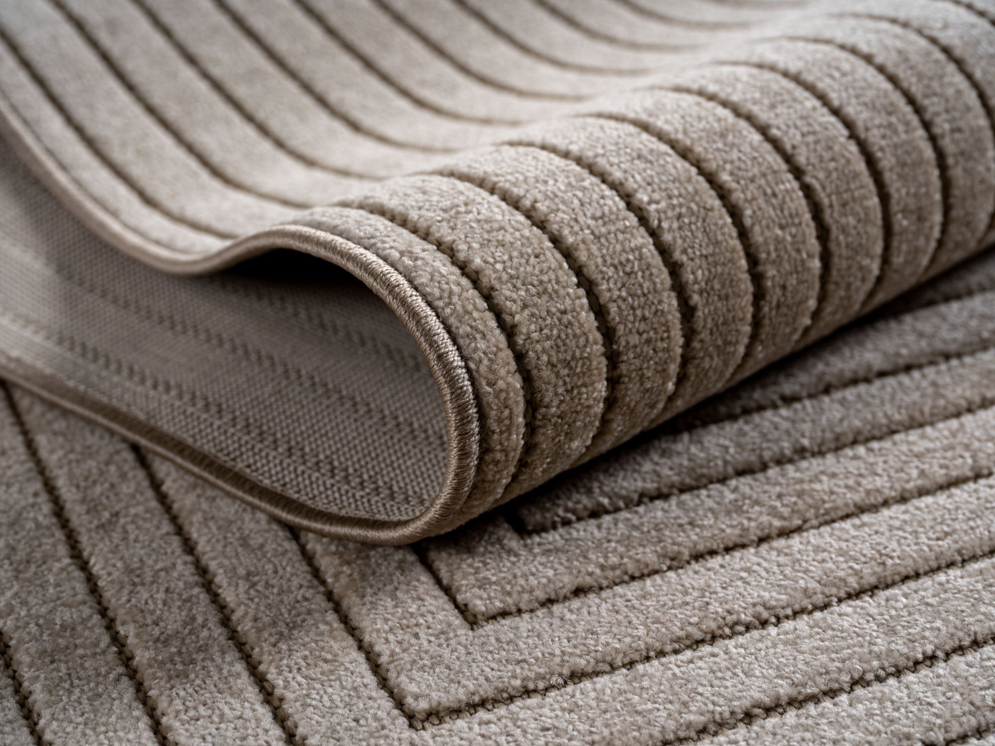 Tapis poils courts à relief NOLAN Beige – STUDIO DECO