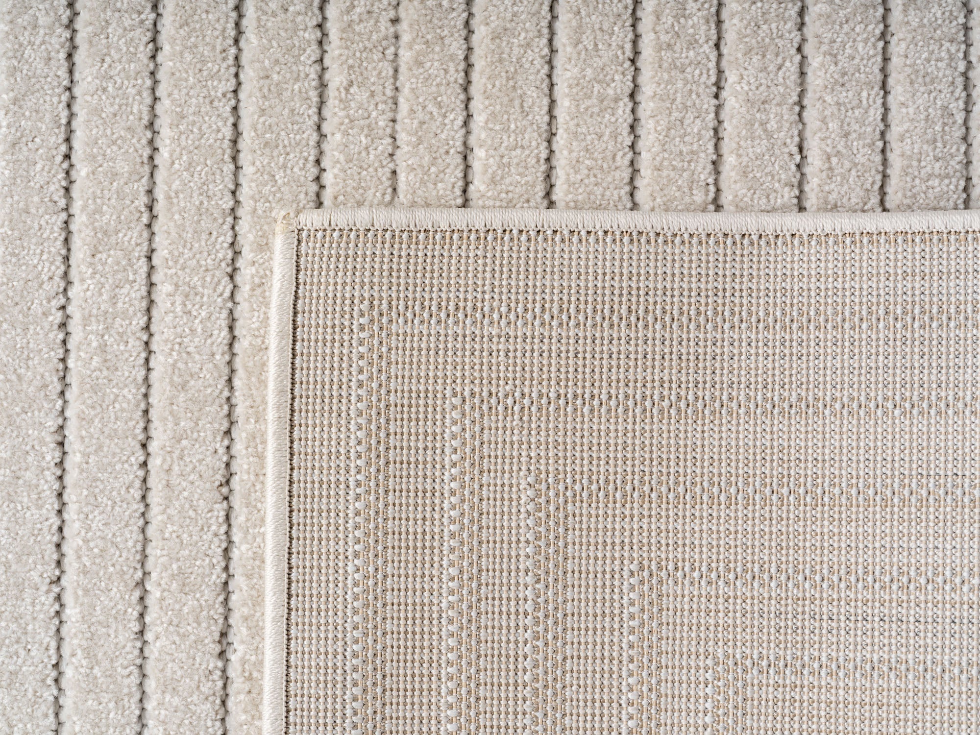 Tapis poils courts à relief NOLAN Crème – STUDIO DECO