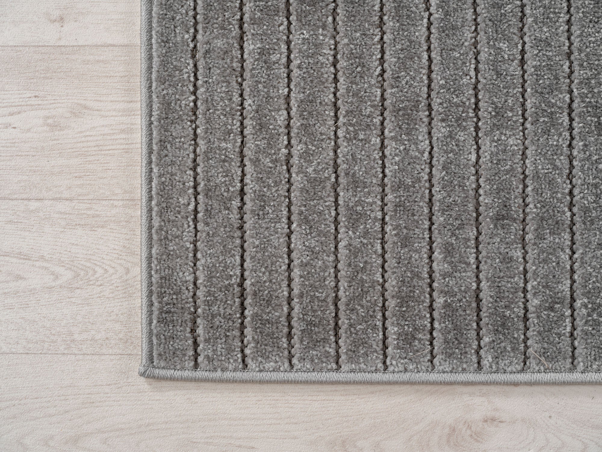 Tapis poils courts à relief NOLAN Gris – STUDIO DECO