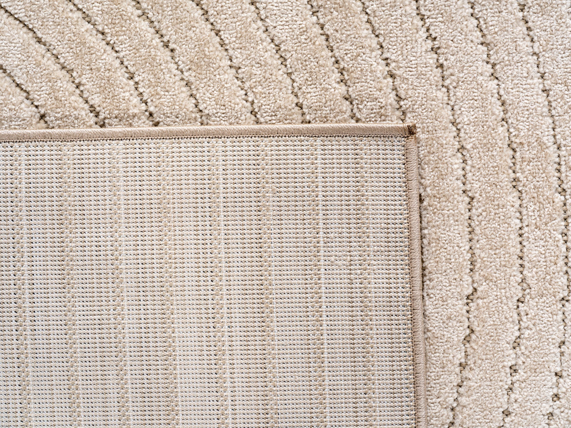 Tapis poils courts à relief PAOLA Beige – STUDIO DECO