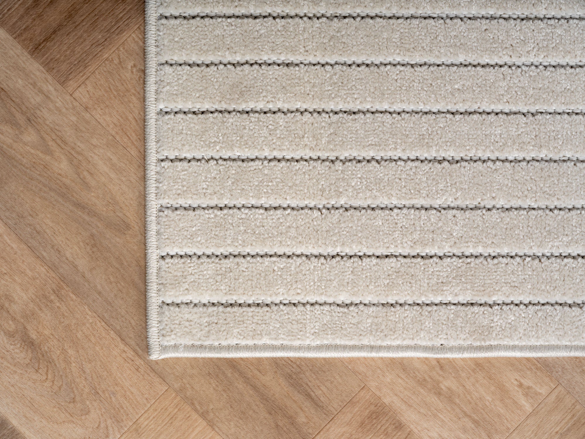 Tapis poils courts à relief PAOLA Crème – STUDIO DECO