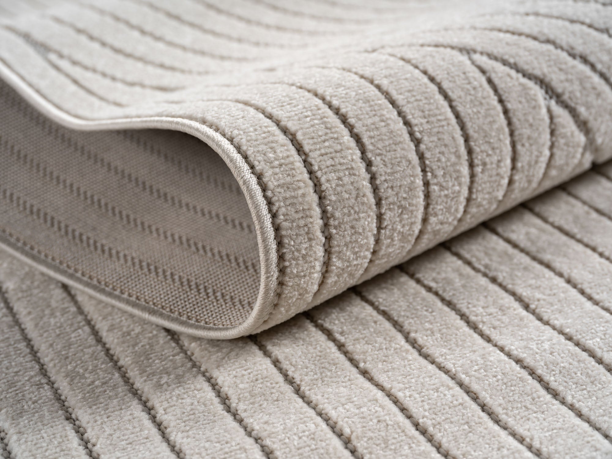 Tapis poils courts à relief PAOLA Crème – STUDIO DECO