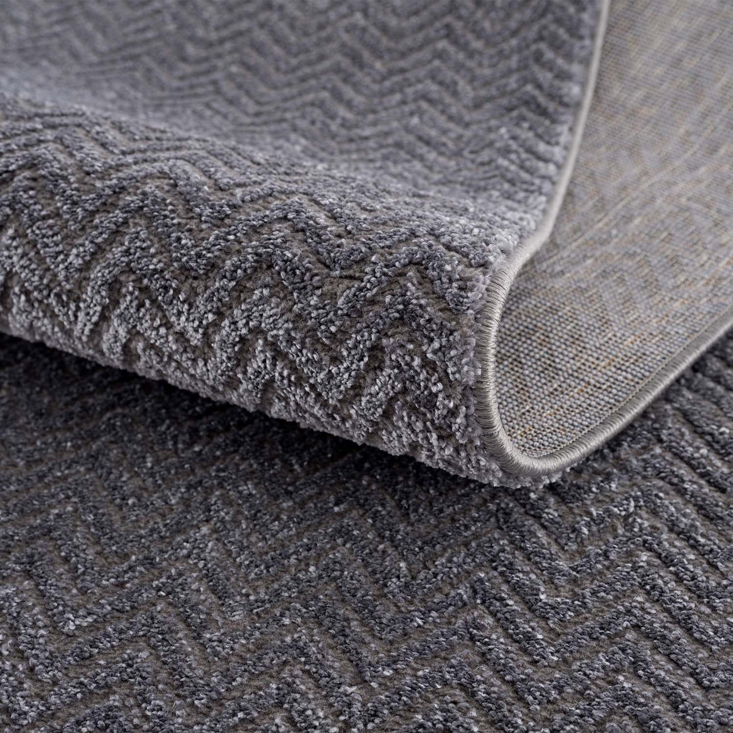 Tapis uni à relief chevrons - Gris