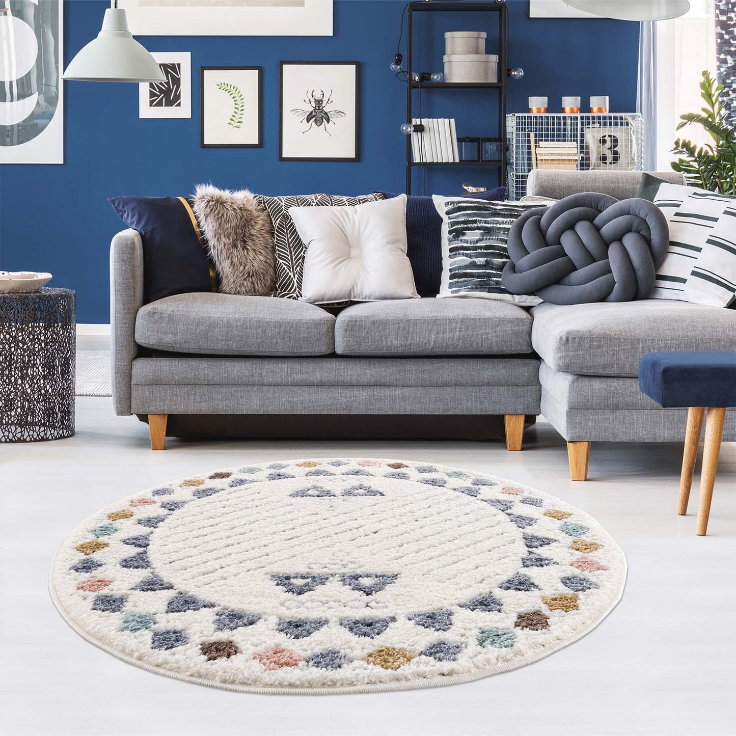 tapis rond multicolore à poils longs et motifs relief