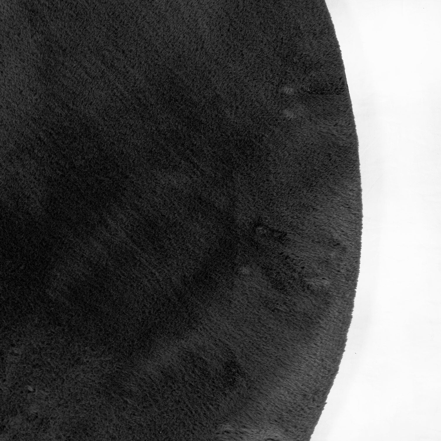 Tapis de Fourrure Rond Velours Graphite – STUDIO DECO